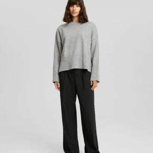 Stickad tröja - Super fin stickad tröja från Zalando, märket Berskha, knappast använd så i väldigt fint skick är tröjan, ny pris: 339kr mitt pris: 100kr❤️🤗 storlek xs men passar S med❤️