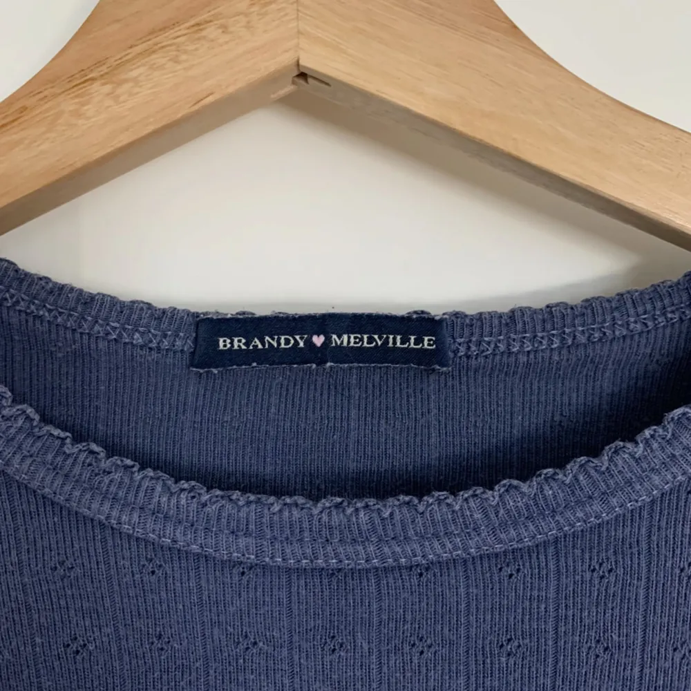 Mjuk, ögla långärmad skjorta med bågad crewneck-krage från Brandy Melville. Den är i bra skick, endast använd 3-4 gånger och är one size. Ursprungligt pris: 22$ (US-dollar) Obs: köparen står för frakten!. Toppar.