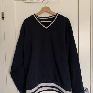 Mjuk oversized tröja med v-ringad passform med manschetter och krage i marinblått och vitt från Brandy Melville. Den är i bra skick, endast använd 3-4 gånger och är one size. Ursprungligt pris: 36$ (US-dollar) Obs: köparen står för frakten!