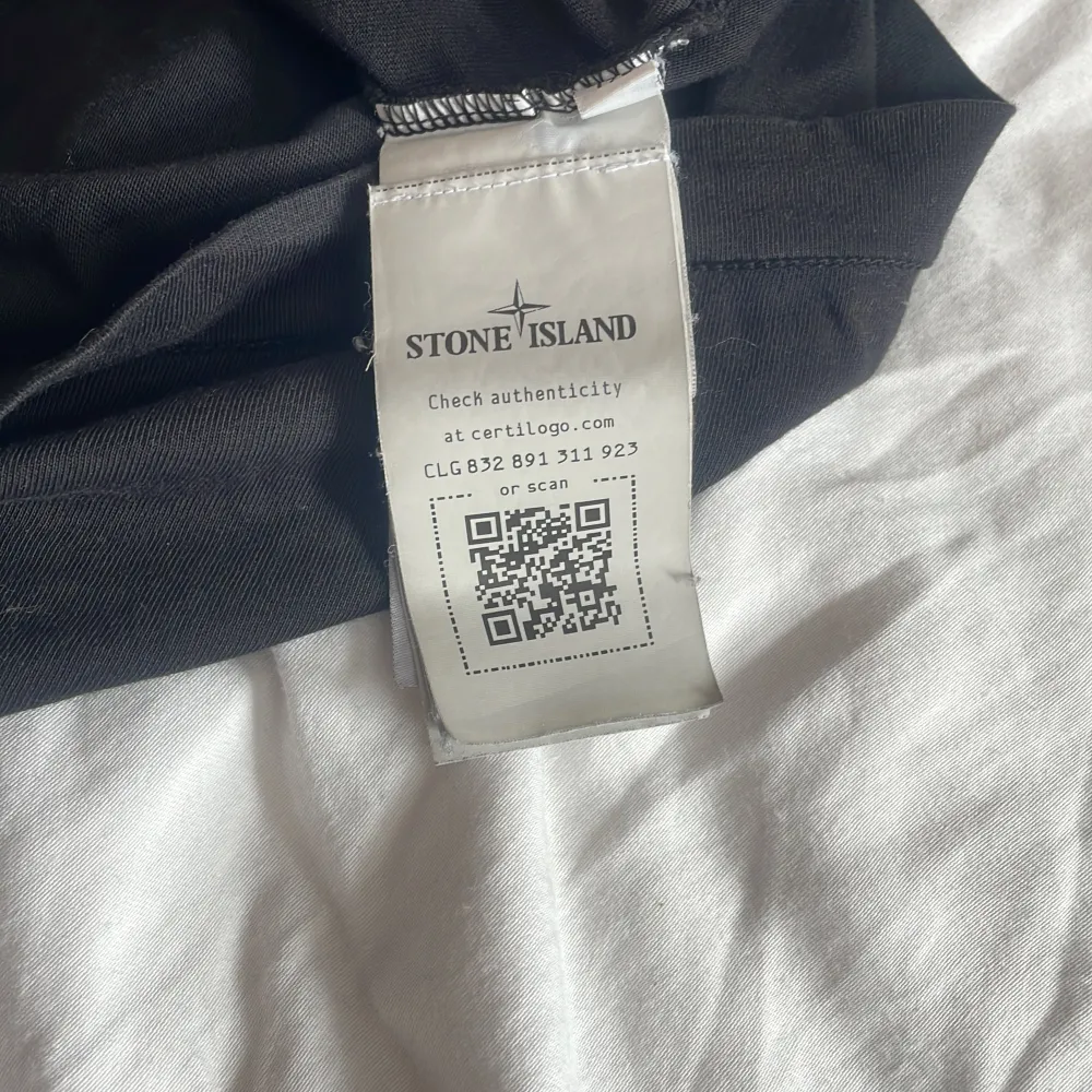 Säljer min väns stone island t shirt pga för liten. Nypris ca 1700kr. Köpt på nk. Pris kan diskuteras vid snabb affär. Storlek XS men passar S. T-shirts.