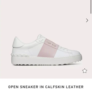 Valentino skor  - Rosa valentino skor i modellen open sneaker🥰 Storlek 38 men stor i storleken, passar även 39. Har använts vardagligen under en period så defekter förekommer. Nypris 7200kr, dustbag, skokartong och kuvert
