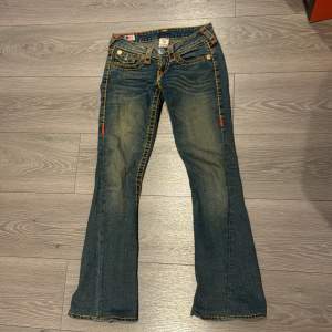 Säljer dessa skit snygga true religion jeans, de är bootcut med inga defekter Kolla gärna in min profil för liknande jeans 🩷🩷