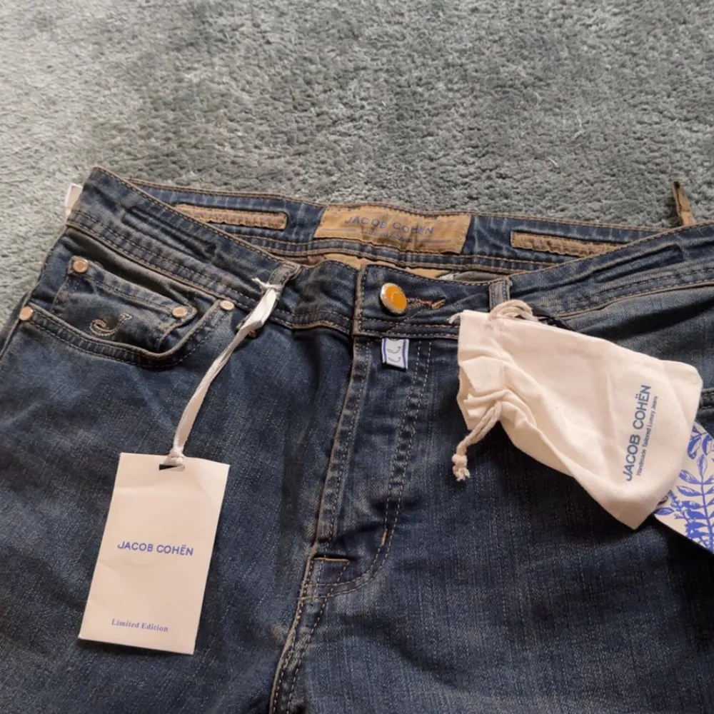 Tja! Säljer ett par helt helt nya Jacob Cohen jeans!👖 som är skitsnygga!!! Strl:W31:L32| slim fit | ordinarie pris ca 6500, vårt pris 1449kr‼️‼️  . Jeans & Byxor.