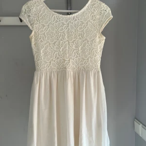 Superfin vit sommarklänning - Perfekt klänning till sommaren!