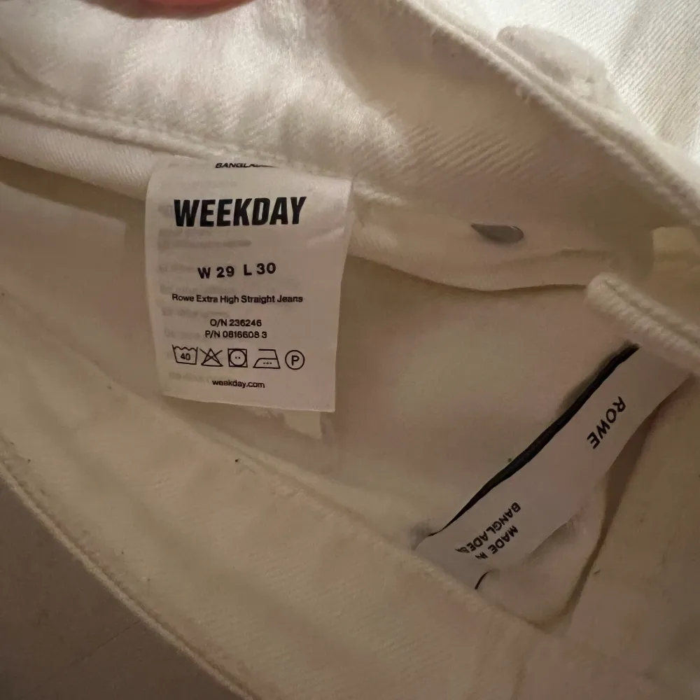 Vita straight jeans från Weekday i modellen Rowe. Perfekta till sommaren! Använda fåtal gånger . Jeans & Byxor.