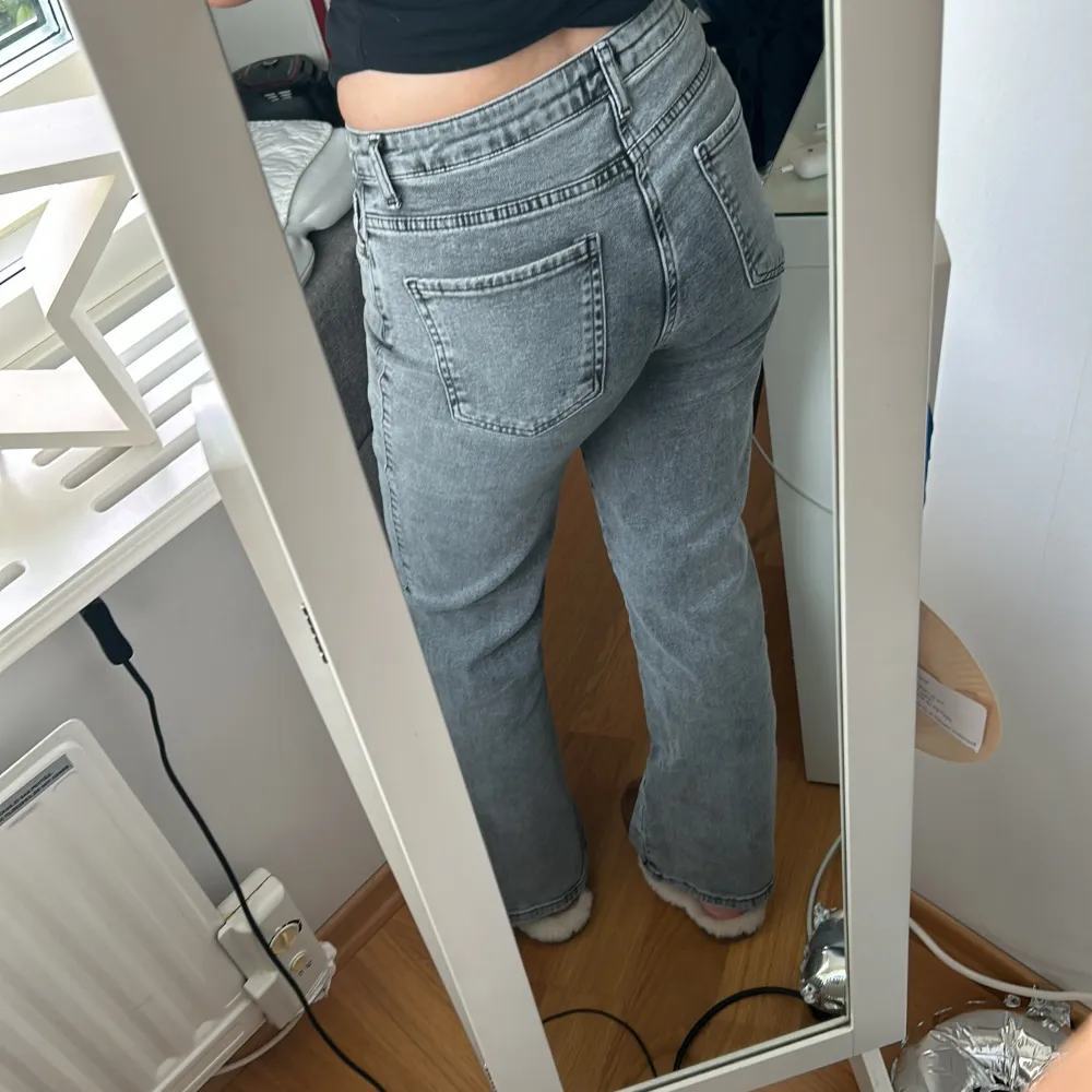 Jättefina straight gråa jeans från Madlady som inte finns och köpa längre. Säljer då jag tycker dem är något korta för mig. Jättefin pass form och otroligt skönt material!! Hör av dig vid intresse! 🩷. Jeans & Byxor.