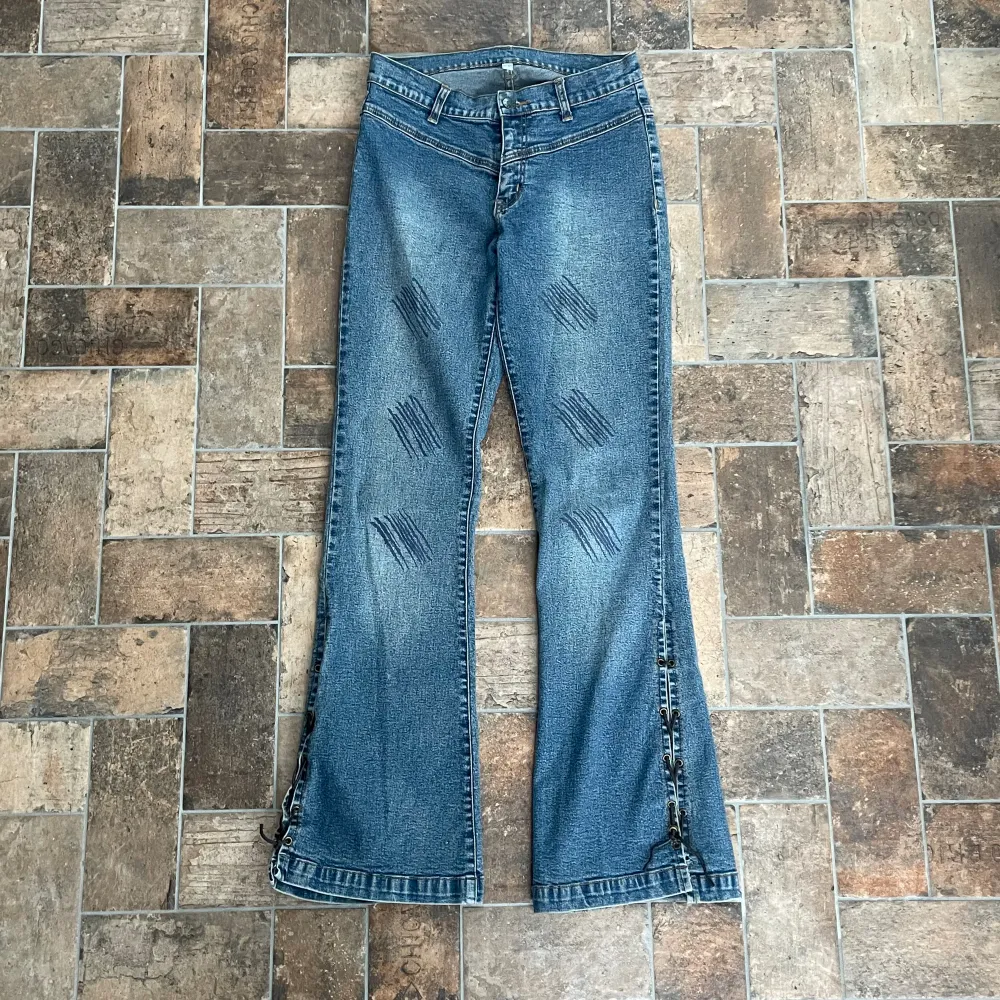 Så snygga jeans med knytning på sidan! Lågmidjade och bootcut👏(storlek står inte men skulle säga 36). Jeans & Byxor.