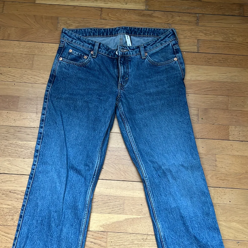 Fina blå lågmidjade jeans från weekday i modellen arrow. typ aldrig använda. Strl 28/32💗. Jeans & Byxor.