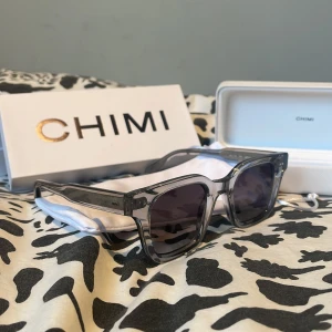 Chimi 04 Grey - Helt nya  - Säljer ett par helt nya chimis. Aldrig använda och har alla tillbehör. Endast plasten borttagen. Dem är av modellen 04 och färgen grey. Nypris 1350kr. Kan tänka mig byta mot 01:orna eller ray band. Annars säljer jag dem för 1000kr. 