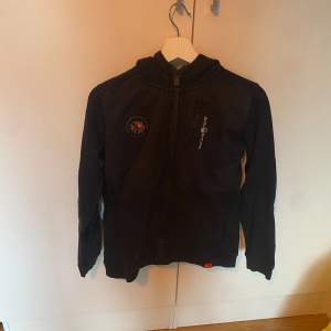 En svart Sail Racing hoodie storlek 170 fräsch 