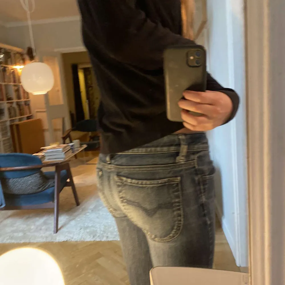 Super fina diesel jeans som är lowrise och i superbra skick!. Jeans & Byxor.