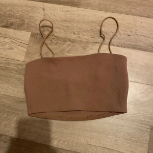 Topp - Topp från BooHoo, använd fåtal gånger. Kort! Täcker lite mer än brösten ungefär 