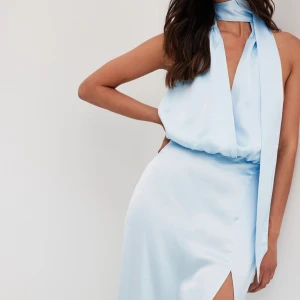 Intressekoll på blå satin maxidress - En ljusblå maxidress som har öppen rygg och är urringad. Har använt en gång på balen. Detta är en intressekoll.