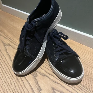 Lanvin uk9 strl 44 - Superfina Lanvin. Ja, de är begagnade, men i mycket fint skick utan defekter! Perfekta till våren i färgen Navy Blue. 
