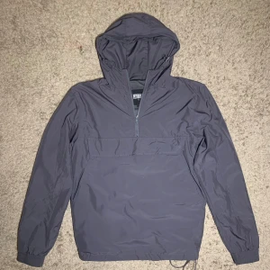 ziptröja - Säljer denna helt oanvända urban classics ziptröja. Den har en fin grå färg med fickor som inte syns vilket gör att tröjan kan få en fin enkel design. Tröjan gå att göra tajtare vid midjan. Storlek S men passar M också. Hämtas i Oxie, Malmö.