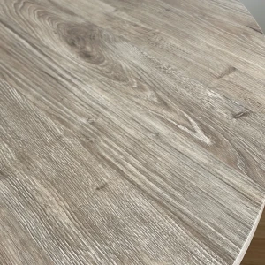 Runt bord från ellos  - Bord från ellos i ljus trä. Mått på bord: Höjd 75 cm, diameter 110 cm.   Pris går att diskuteras 