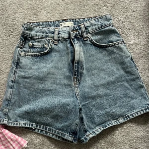 Jeansshorts Gina Tricot stl 34/XS - Jeansshorts hög midja Gina Tricot stl 34/XS i mycket fint skick. 