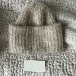 Beige mössa - Jätteskön stor mössa, ny från Carin Wester  Nypris 599!