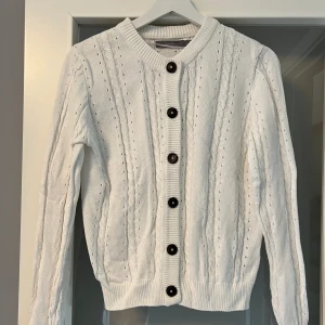 Vit stickad kofta stl S - Vit stickad kofta från B Young stl S i fint skick.