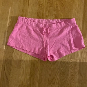 Pyjamas shorts - Rosa shorts ifrån HM. Storlek M passar även en S