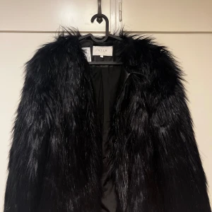 Pälsjacka - Svart/lila Pälsjacka helt utan defekter 💌