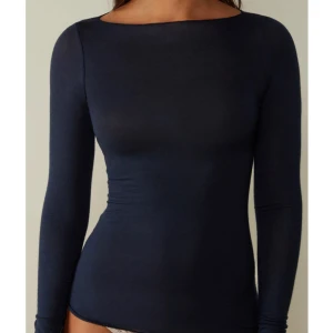 Intimissmi tröja - Marinblå Intimissmi tröja storlek S, använd fåtal gånger. Nypris 559, säljer för 399