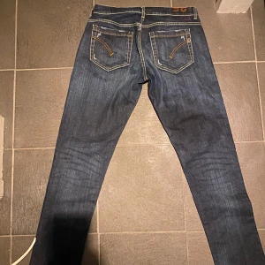 Dondup 34 - Mörkblå Dondup George storlek 34 passar mindre👍. Jeansen är knappt använda därför väldigt bra skick. Vid funderingar tveka inte på att höra av dig 