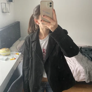 Kavaj - Säljer denna kavajliknande jacka!!💘(Obs. Storlek står ej men skulle chansa på ca 38)