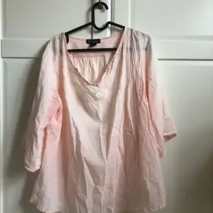 En fin rosa blus från Caramelle. Perfekt för varmare väder! Jag har köpt blusen secondhand och den har därför nedsatt pris. Säljer alla mina varor för under 150kr!!!