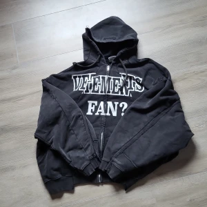 Vetements fan zip up - Säljer pga den var för kort för mig, oanvänd ändast prövad, går att fixa mått om det önskas, luvan är väldigt liten så tänk på det bara🤑🤙