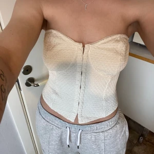 Bomulls korsett - Ljusbeige/naturvit korsett i bomull. Strl L. Kupan är som en C skulle jag tro. 