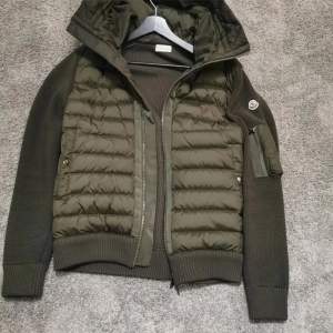 Tja! Säljer nu min ”navy green” moncler cardigan i storlek 3 (passar som M) i nyskick. Fullt fungerande nfc scan på både badgen och tagsen. Om du har frågor eller behöver fler bilder tveka inte på o höra av dig👋🏼