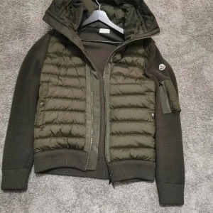 Moncler Cardigan - Tja! Säljer nu min ”navy green” moncler cardigan i storlek 3 (passar som M) i nyskick. Fullt fungerande nfc scan på både badgen och tagsen. Om du har frågor eller behöver fler bilder tveka inte på o höra av dig👋🏼