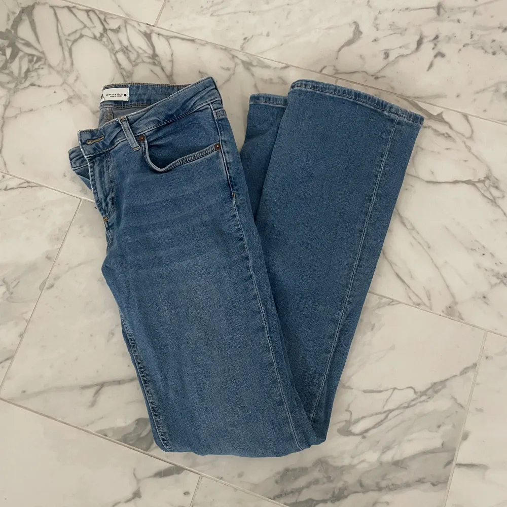 Zara jeans som knappt blivit använda, därav säljer jag dom. Bra skick och inga defekter.. Jeans & Byxor.