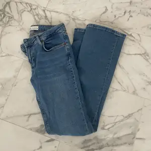 Zara jeans som knappt blivit använda, därav säljer jag dom. Bra skick och inga defekter.