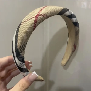 Burberry diadem - Intressekoll på detta diadem! Köpt via Plick, inga defekter och inte använt så många gånger. (lånad bild) 