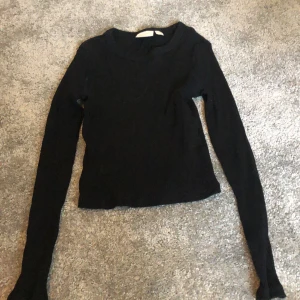 Tröja  - Säljer denna tröjan från ginatricot💘 skulle säga att den passar 134 istället för 146