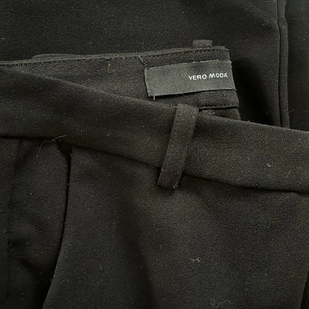 Svarta kostymbyxor från VeroModa i storlek xs/34. Säljer då de inte kommer till användning men inget fel utan super snygga byxor. Säljer för 300kr💗💗hör av er för fler bilder . Jeans & Byxor.