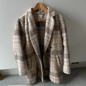 Kappa - En tunnare kappa som är väl använd men fortfarande i fint skick🩷