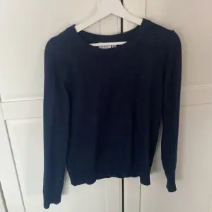 Jättefin marinblå stickad tröja ifrån Vila. Använd kanske 3 gånger så jättefint skick! Den är jättemjuk och skön att ha på sig💕