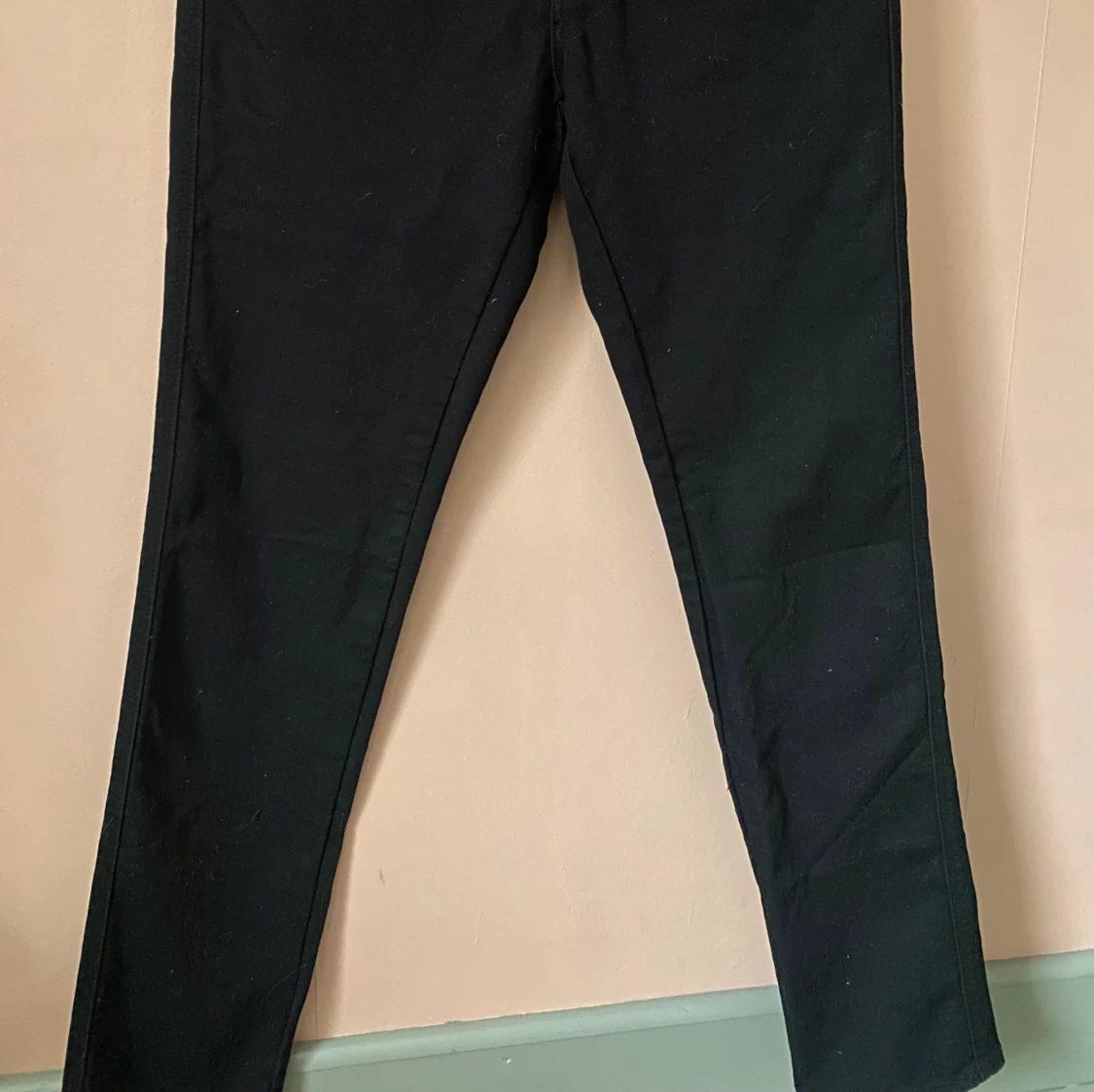 Svarta pösiga jeans