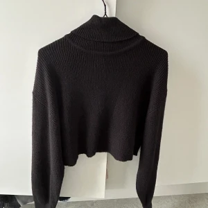 Stickad tröja - Stickad tröja i croppad modell och polo,  använd men fortfarande bra skick! 🩷