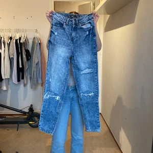 Blåa Jeans - Väldigt bra skick Knappen kan vara lite svår att knäppa Byxorna har används typ 3 gånger men har tvättats 