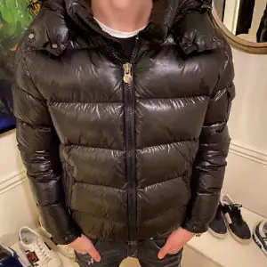 Säljer min Moncler maya jacka i från vintras😀 Jacka har tidigare varit ute på LuxuryStore. Färg: ⚫️ Storlek: 2/3 M Några små hål som man inte märker, mer info i dm😁