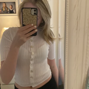 Vit topp - En vit topp med knappar🤍 går även att ha som kofta/bolero med en tröja under☺️