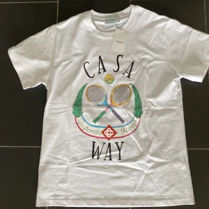 Casablanca T-shirt med print - Säljer min vita Casablanca tröja u storlek L, Väldigt bra skicka och oanvänd.  Säljer då den var för stor  Pris kan diskuteras 