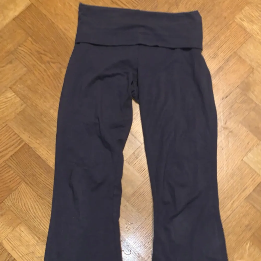 Säljer dessa fold over byxor från Gina tricot, knappt använda pågrund av att det var för små. Jeans & Byxor.