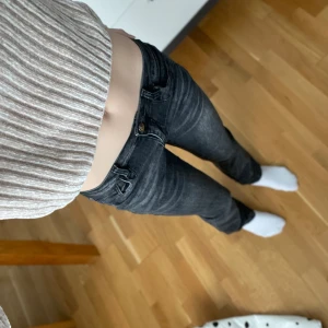 Lågmidjade bootcut jeans - Snygga gråa lågmidjade bootcut jeans !  Vet inte vilket märke/storlek då det inte finns nån lapp, skulle säga runt storlek XXS-XS/32-34.👍 Stretchigt material så passar säkert dom flesta💕 Priset kan diskuteras vid snabbköp Tryck gärna på ”köp nu”!💗