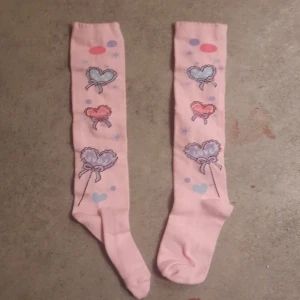 Kawaii strumpor med hjärtan love - Storlek; 38/39 (ej nya, knappt använda)   **** Det står love i ett av hjärtana som är felvänt)