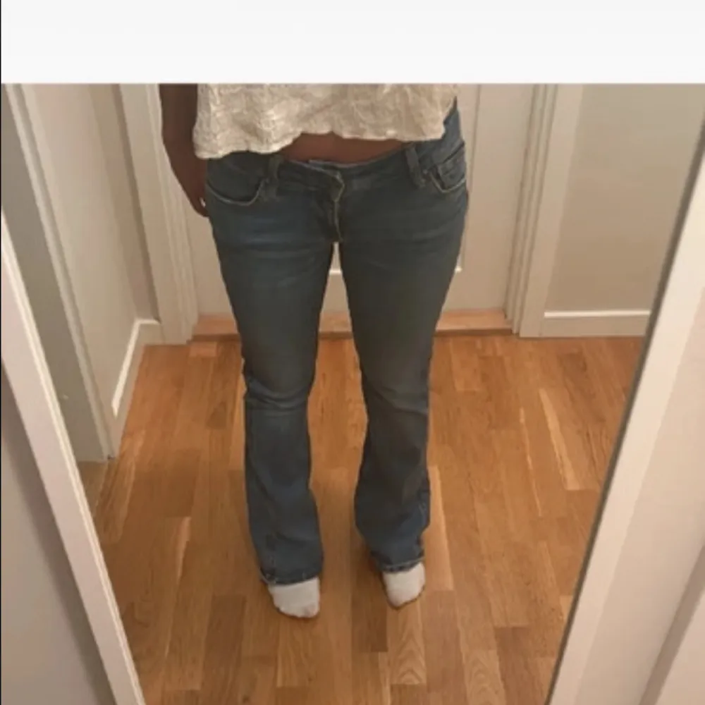 Så fina jeans köpte på plick, säljer då de tyvärr är för små för mig🫶🏻💗(första 2 bilderna är lånade)  Midjemåttet är 35cm och innerbenslängden är 77cm🫶🏻. Jeans & Byxor.